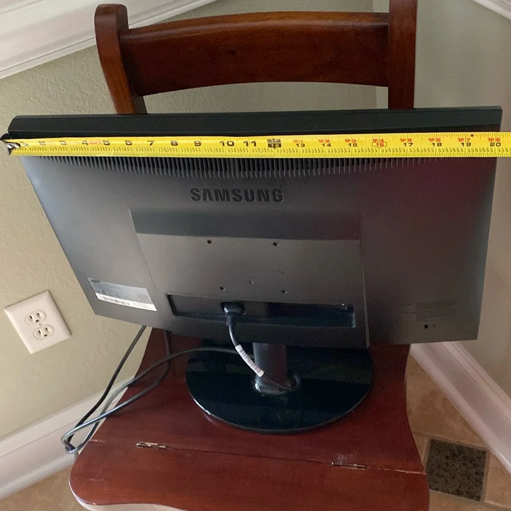 Samsung SyncMaster EX2220 LED Monitor with stand - used